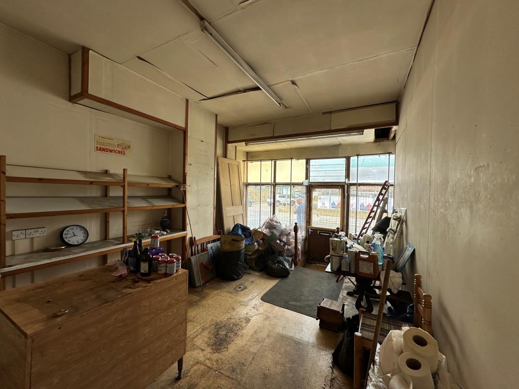 Lot: 151 - FREEHOLD RESIDENTIAL ON HIGH STREET WITH OUTSIDE SPACE FOR REFURBISHMENT - 